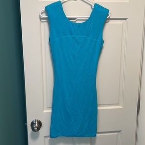 Turquoise body con Bebe Dress criss cross back